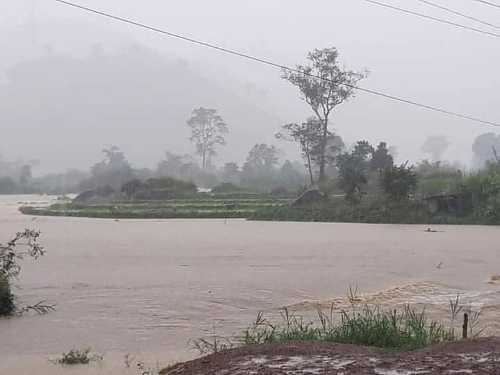 Hàng trăm nhà dân huyện Krông Bông bị cô lập do mưa bão 2020 | Tin tức Krông Bông